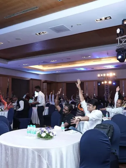 A room full of raised hands at the Google event. This is what I love to see, an audience that is eager to participate and get involved in the magic.