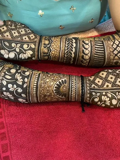 This design shows a beautiful mix of floral bel (vine) patterns on the back of the hand with intricate jaal work on the fingers.