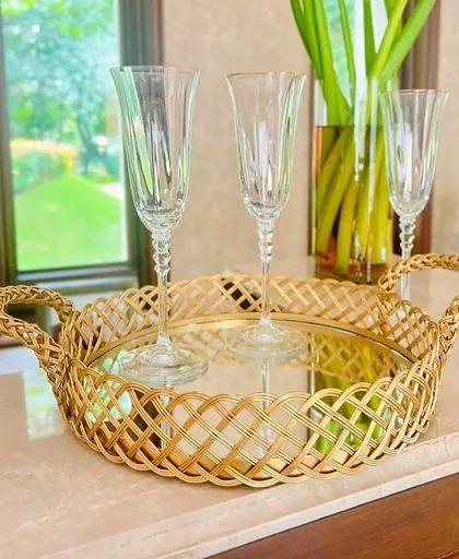 A close-up of the handcrafted jali rim on our gold mirror basket tray. The intricate detail and reflective surface make it a truly luxurious gift.