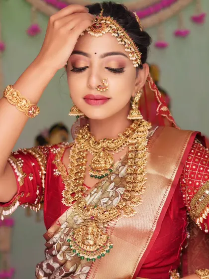 A close-up showing the beautiful details of the hair accessory (jada) and the matching temple jewellery. Every piece is chosen to create a cohesive look.