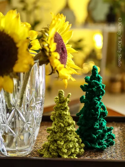 Christmas is just around the corner. My little green crochet trees look lovely next to these bright sunflowers, blending the end of autumn with the start of the holidays.