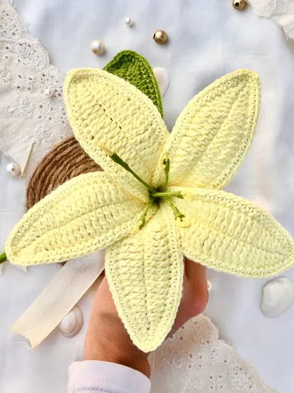 A single large lily in a soft, buttery yellow. It's a simple, elegant, and timeless piece that can brighten any room.
