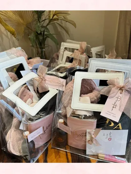 A duplicate image of the collection of bridesmaid proposal bags.