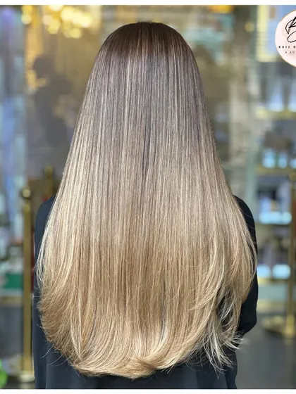 Another view of this luminous, light balayage. The transition from dark to light is seamless, and the hair looks incredibly healthy.