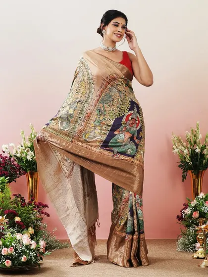 The flowing pallu of the Kathakali saree creates a beautiful and dramatic effect.