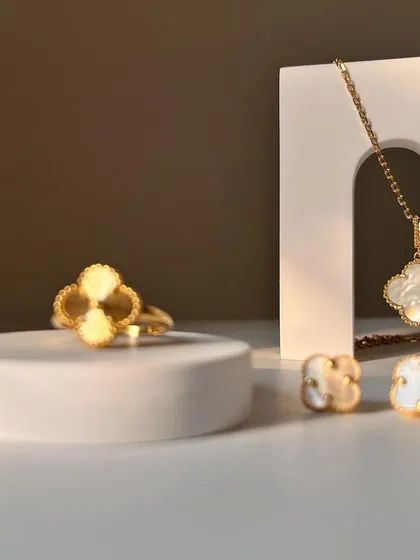 This set features the four leaf clover charm in mother of pearl. A symbol of good fortune, these versatile pieces add a touch of refined sophistication to any ensemble.