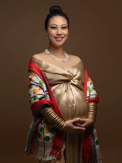 We love incorporating personal and traditional elements into our shoots. Here, a beautiful traditional shawl adds a layer of heritage and personal story to a classic golden maternity portrait.