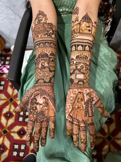 This design combines storytelling with traditional motifs, featuring a varmala ceremony, Lord Shiva, and palace architecture.