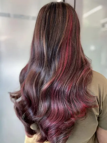 A beautiful fusion of brown and red tones. This look shows how you can create a custom color story by blending different shades.