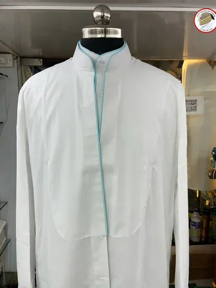 This is a close-up of a saya with attention-grabbing light blue piping. This simple detail adds a touch of personality and a sharp finish to the garment.