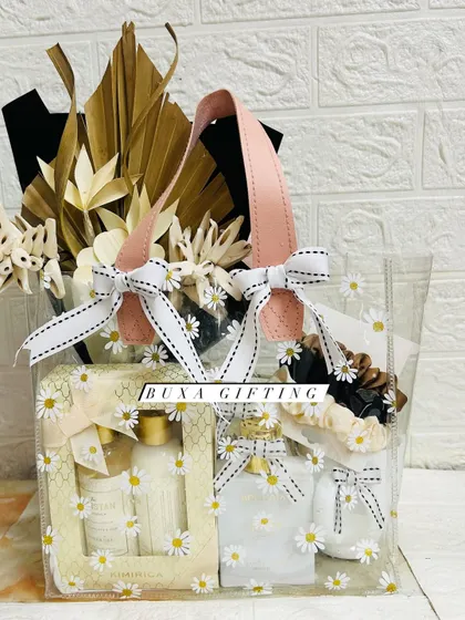I love the timeless sophistication of an all-white theme. This luxury hamper, presented in a reusable floral PVC handbag, includes a Bella Vita Oud perfume, an Aura white candle, a dried flower bouquet, and a Kimirica self-care gift pack. It’s pure elegance.