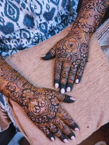 Mehndi for the cutest bride, Kulsum. I included her and her partner's initials 'SK' in a heart on her palm.