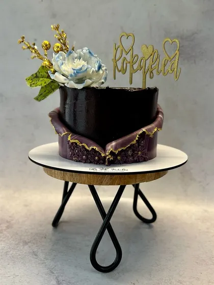 A sophisticated cake to celebrate a "Rokafied" couple. The dark chocolate cake is wrapped in a purple geode-style fondant ribbon.