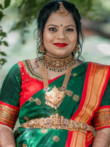 A full look of the beautiful mom-to-be. The complete temple jewellery set, including the Vaddanam, makes her look and feel like a goddess.