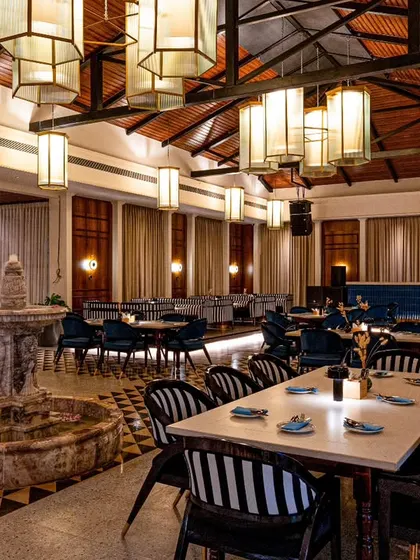Capturing the grand scale of Vamos Experience required a composition that draws the eye through the space. The central fountain, geometric flooring, and symmetrical seating arrangements are all framed to emphasize the restaurant's impressive architecture and elegant design.