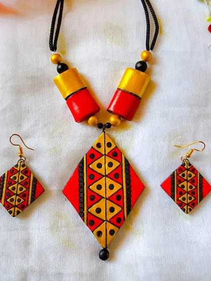 A classic red and gold version of the geometric diamond-pendant set.