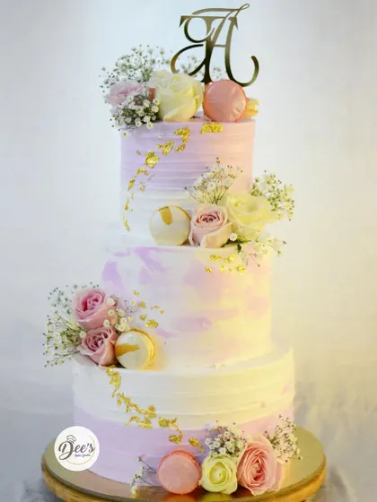 For a touch of vintage romance, this three-tier cake features a soft lilac watercolor effect, fresh roses, and delicate macarons. It’s a perfect blend of classic design and modern pastry art for your engagement or wedding day.