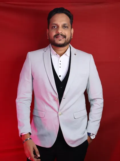 Look sharp for your next function without buying a new suit. This smart grey blazer is available for rent and is perfect for formal events, parties, or even a professional photoshoot. We have many options for men's formal wear.
