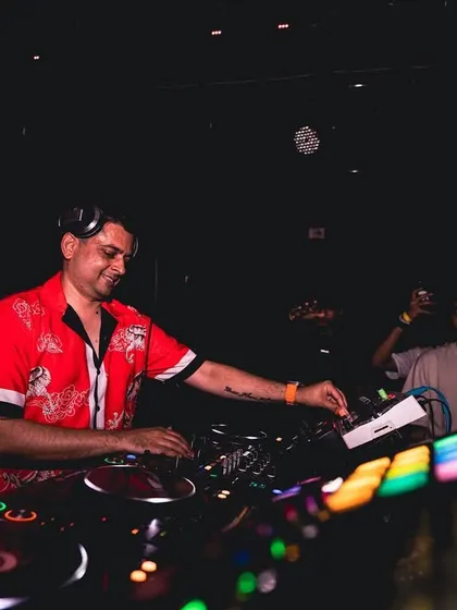 A great night at Club Pandora in Mumbai. Here I'm using the Toraiz SP-16 again, this time to trigger one-shot samples and add rhythmic complexity to the set. It's all about keeping the groove interesting and powerful.