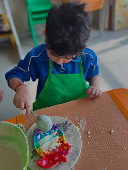 This student is making a creative chocolate pop-it, a highlight of our workshop.