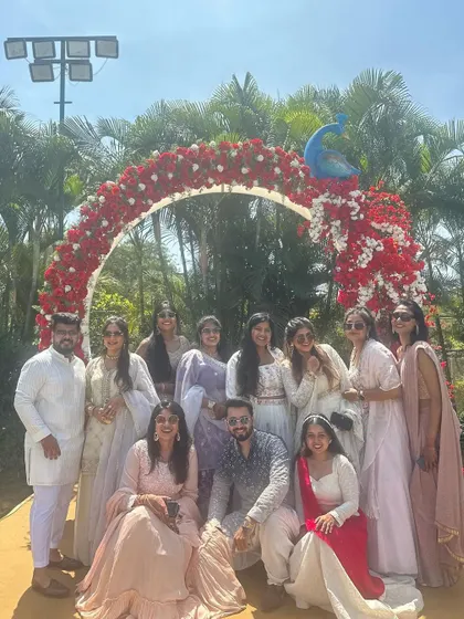 The whole gang together for a group photo. Choreographing for large family groups is one of my specialties, and the result is always a memorable picture like this.