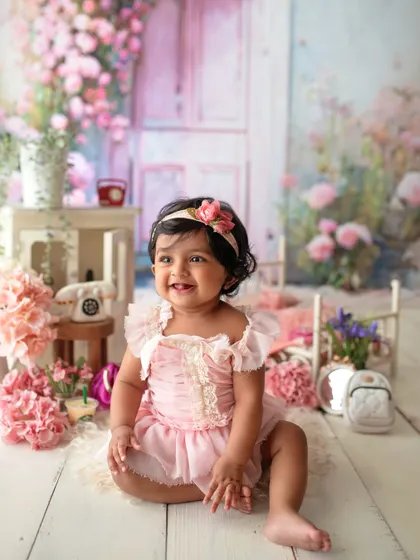 A full view of this gorgeous, girly setup. From the floral wallpaper to the mini bed, every detail is planned to create a magical scene.