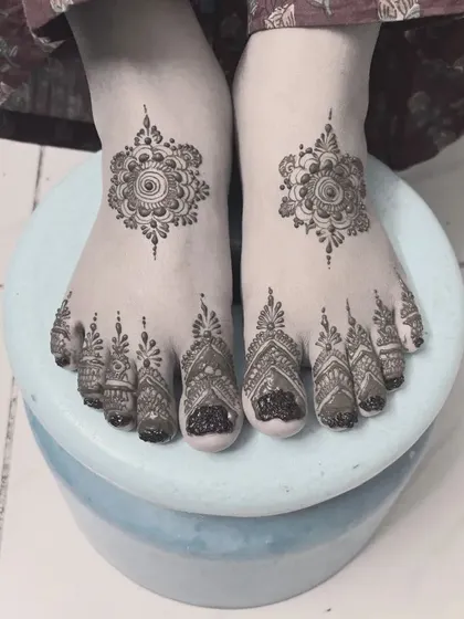 A simple yet elegant foot design featuring a central mandala on the top of the foot and detailed patterns on the toes. Perfect for any occasion.