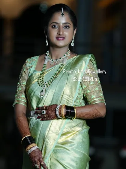 This bride is wearing a unique AD set with a long, beaded green necklace for a modern yet traditional look.