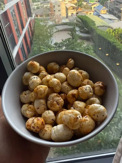 A bowl of roasted makhana (fox nuts), a perfect low-calorie, high-fiber snack to munch on between meals.