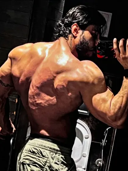 A back shot that reinforces my philosophy on lean bulking. Discipline and willpower are key.