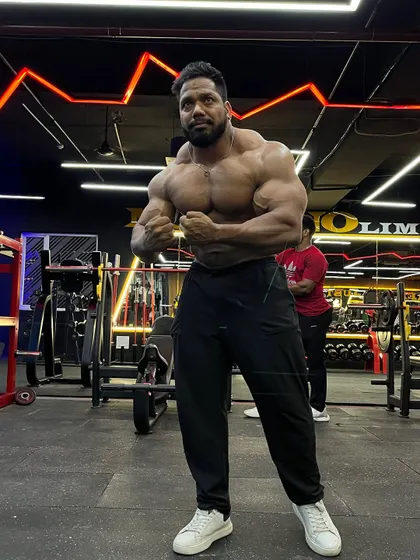 A most muscular pose in the gym. I will give you a great show.