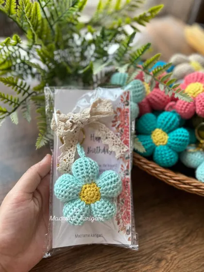 Another example of our birthday-themed puff flower keychain. The delicate lace ribbon adds a beautiful finishing touch to the packaging.
