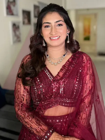 The bride-to-be looks radiant and happy with her minimal yet elegant makeup.