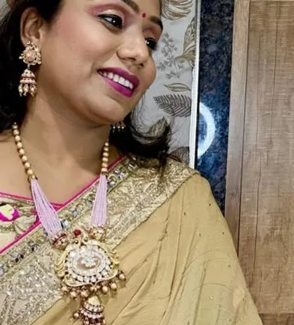 Another angle of this pretty pink look. The soft colors of the jewellery add a feminine and graceful touch.