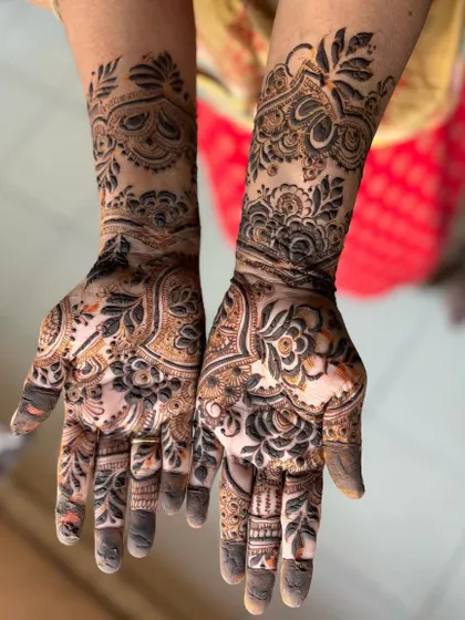 This Eid, I tried a bold floral look. The dark, shaded flowers create a dramatic effect against the skin, covering the hand and wrist.