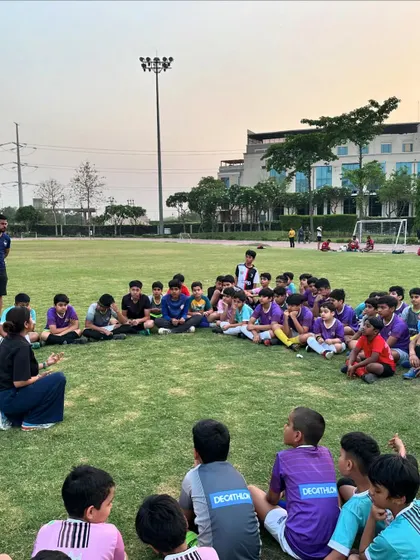 A professional physiotherapist addresses our young players during a dedicated workshop. This is a core part of our training philosophy, teaching athletes from a young age about body mechanics and self-care.