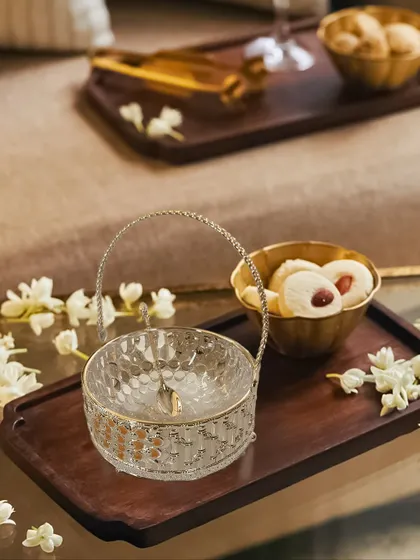 Our versatile peacock basket, shown here on a serving tray, is perfect for offering sweets or nuts to guests. Its compact size and elegant handle make it a practical and stylish addition to your serveware.