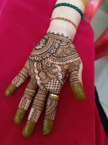 A simple yet elegant party design on the back of the hand, perfect for any festive occasion.