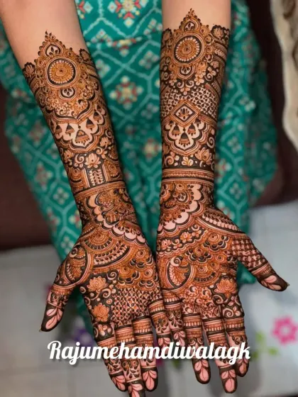 A very intricate and dense full-coverage design. This style is for brides who want their hands to be completely filled with mehendi.