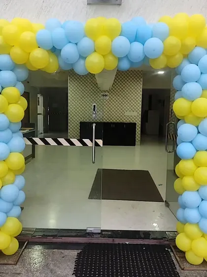 A simple and cheerful yellow and blue balloon arch, perfect for welcoming guests to any celebration.