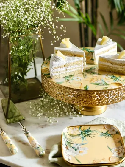 Summer birthdays just got sweeter with our picture-perfect Lisbon Lemon cake stand, server, and platters. The cheerful lemon print is perfect for any happy celebration.