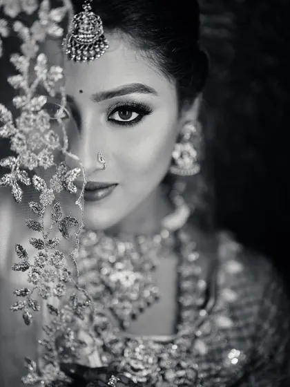 This artistic black and white bridal portrait highlights the intricate details of the bride's veil and jewelry. I create these timeless, elegant shots to give special attention to the bridal look, making sure every element from the maang tikka to the expressive eyes is captured perfectly.