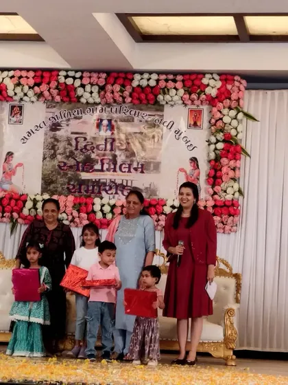 On stage for the prize distribution ceremony with the youngest participants. Recognizing and rewarding participation is key to making everyone feel valued at community events.