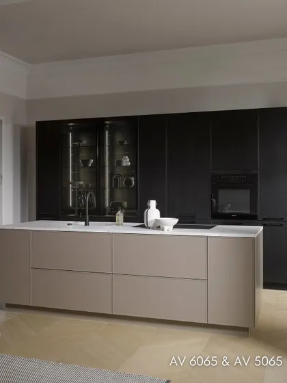 A closer look at the AV 6065 and AV 5065 kitchen, highlighting the Mont Blanc Silk worktops and sleek black chrome fittings that contribute to its quiet sophistication.