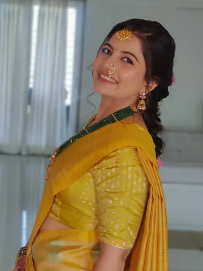 My Gujarati bride Nidhi slaying a Maharashtrian nath look for one of her functions.