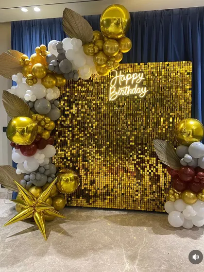 A full view of the elegant birthday setup, showing the star-shaped foil balloon and the artistic arrangement of the balloon clusters.