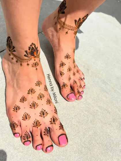 Another shot of the scattered lotus foot design, showing how beautiful and understated it looks in the sunlight.