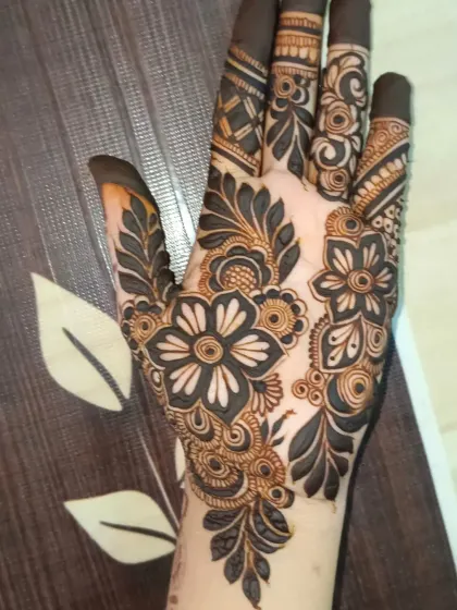 Another shot of this bold floral design, showing the beautiful contrast and clean lines.