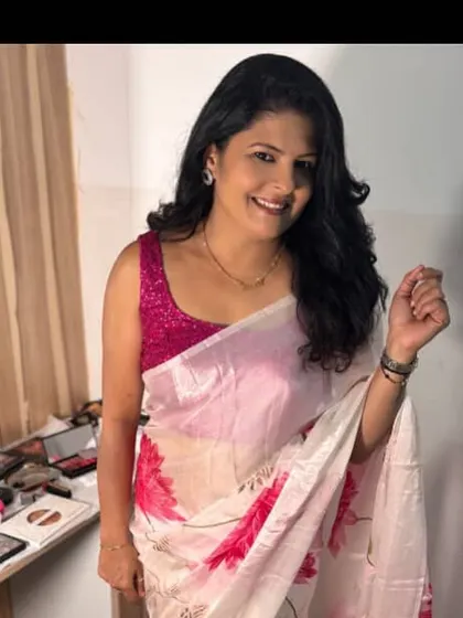For a national talk show appearance, I styled this white organza saree with a shimmery magenta sleeveless blouse. The look is elegant, modern, and camera-ready.