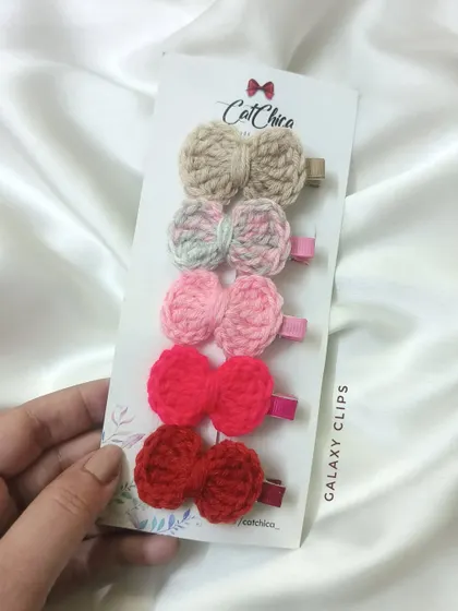 Our "Galaxy" clip set, featuring five mini bows in a gradient of pinks and reds.